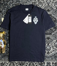 Load image into Gallery viewer, Cp Company 30/1 Graphic Logo T-Shirt In Navy
